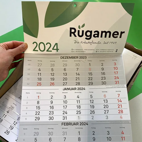 Personalisierte Mitarbeiterausstattung für Georg Rügamer GmbH in Schwebheim mit Lamasuli 2 Eine Kalender mit dem Logo Rügamer von Lamasuli