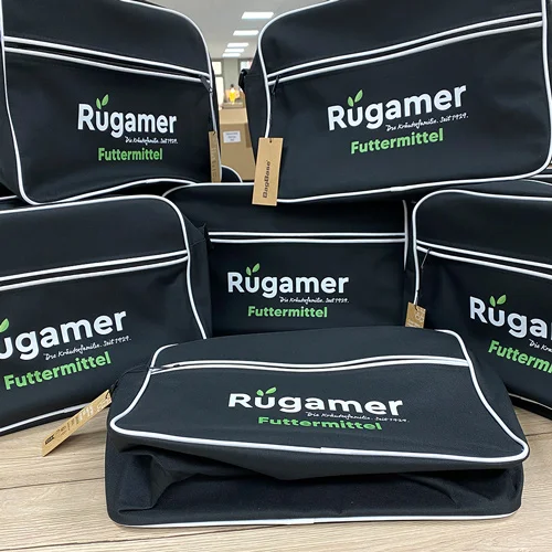 Personalisierte Mitarbeiterausstattung für Georg Rügamer GmbH in Schwebheim mit Lamasuli 1 Nahaufnahme von schwarzen Taschen mit dem bedruckten Logo für Rügamer von Lamasuli