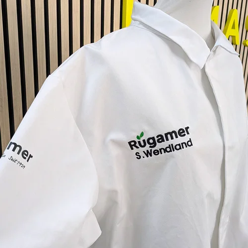 Personalisierte Mitarbeiterausstattung für Georg Rügamer GmbH in Schwebheim mit Lamasuli 4 Ein weißes Hemd mit besticktem Logo Rügamer von Lamasuli