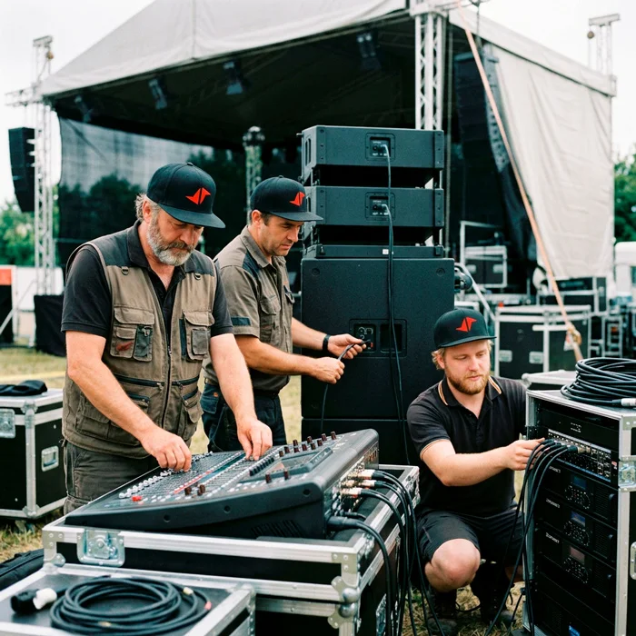 Drei Techniker tragen bestickte Caps als Snapback in Schweinfurt.
