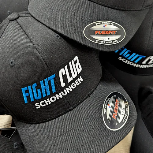 Mehrere schwarze Caps für Sport mit dem Logo Fight Club Schonungen