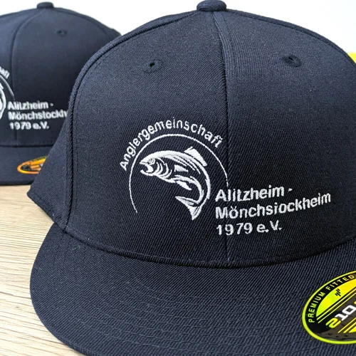 Detailaufnahme einer bestickten navy Cap für Sport mit dem Logo Anglergemeinschaft Alitzheim/Mönchstockheim.