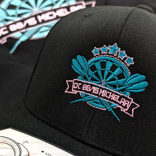 Detailaufnahme einer bestickten schwarzen Cap für Sport mit dem Logo DC 08/15 Michelaa