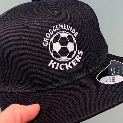 Eine schwarze Cap für Sport mit dem besticken Logo Großgemeinde Kickers