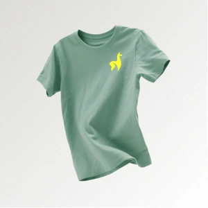 zu sehen ist ein grünes T-Shirt mit dem gelben Lamasuli Logo auf der linken Brust