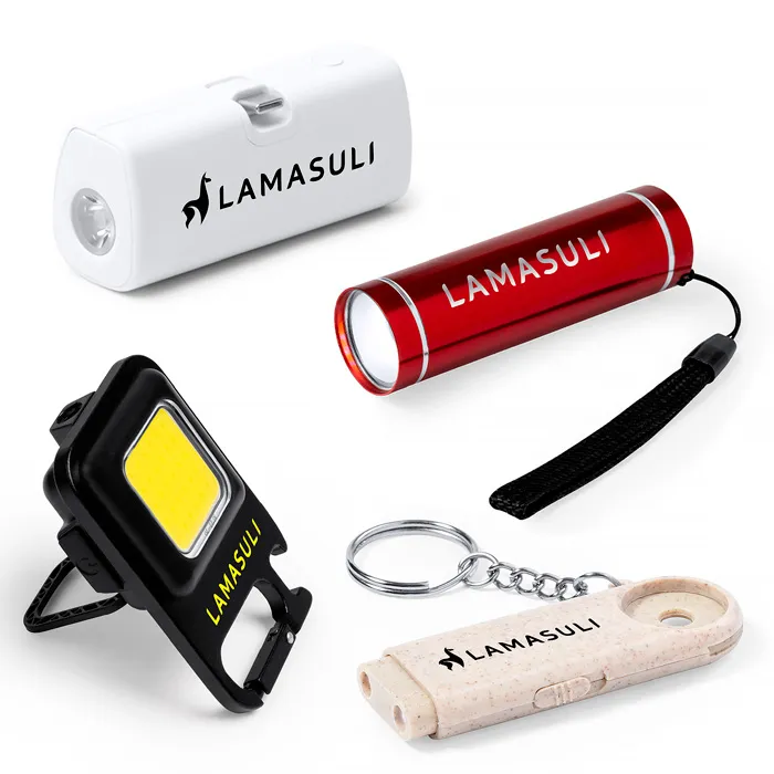 Vier Taschenlampen mit Logos, das Foto zeigt unterschiedliche Platzierungen des Logos auf den Taschenlampen.