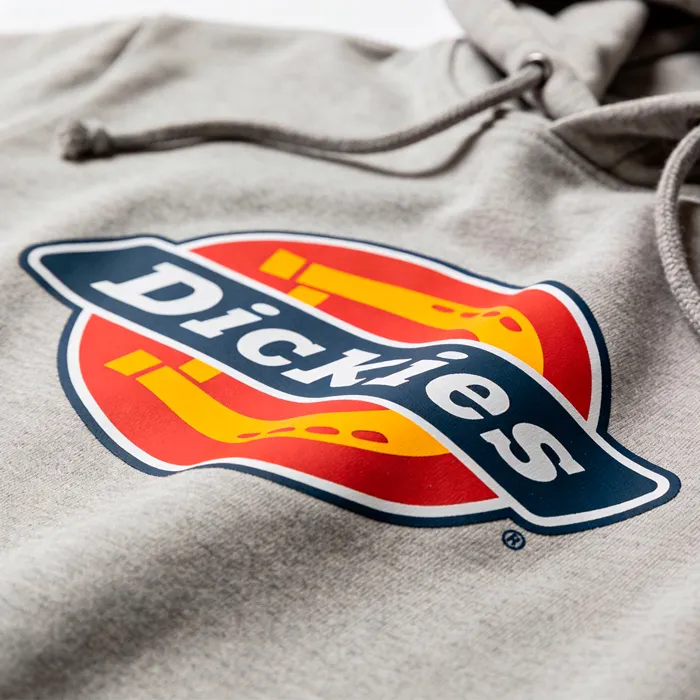 Sauber gedrucktes Logo auf Hoodie als Beispiel für gute Pflege