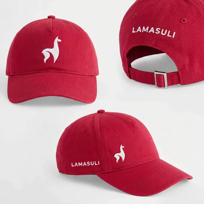Bestickte rote Vereine-Caps mit verschiedenen Logopositionen.
